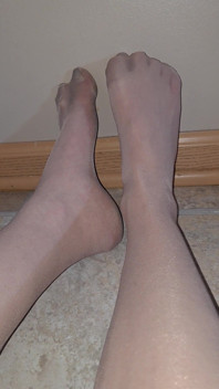 Des Pieds En Nylon Nus Qui Fuient