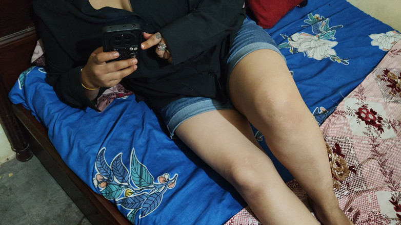 Sangeet sexy: Oui, la maîtresse se fait lécher la chatte baisée par...