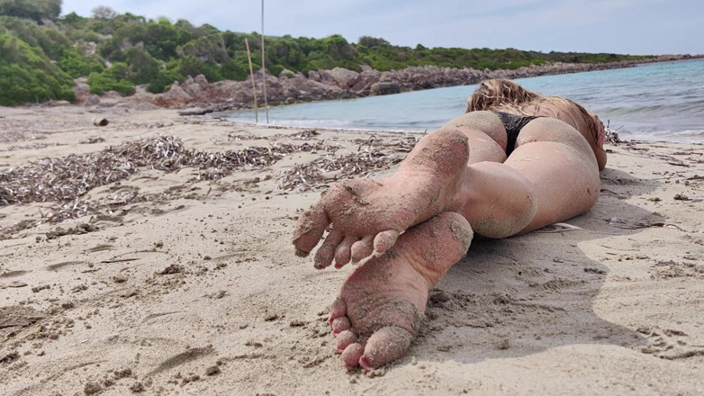 Goddess Lena: Mit Sand bedeckt und über allem