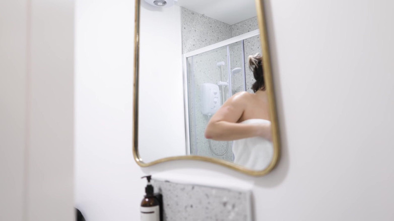 Countess diamond: Mitbewohnerin sub - beobachtet mich unter der dusche