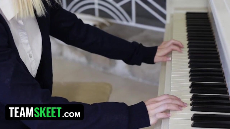 Exxxtra Small: Sammie Daniels, petite blonde coquine, a besoin d'une stimulation de...