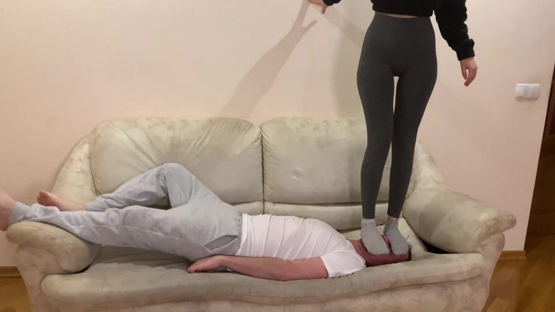 Petite Princesses Femdom: Real extremo esmagamento de cabeça pulando pisando e rosto com...