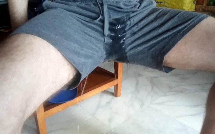 Sex hub male: John sika wszystko do swojego krótkiego przy stole