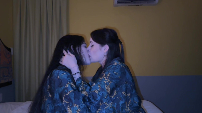 LuchCrush: Compilación salvaje de orgasmos y besos lésbbitos