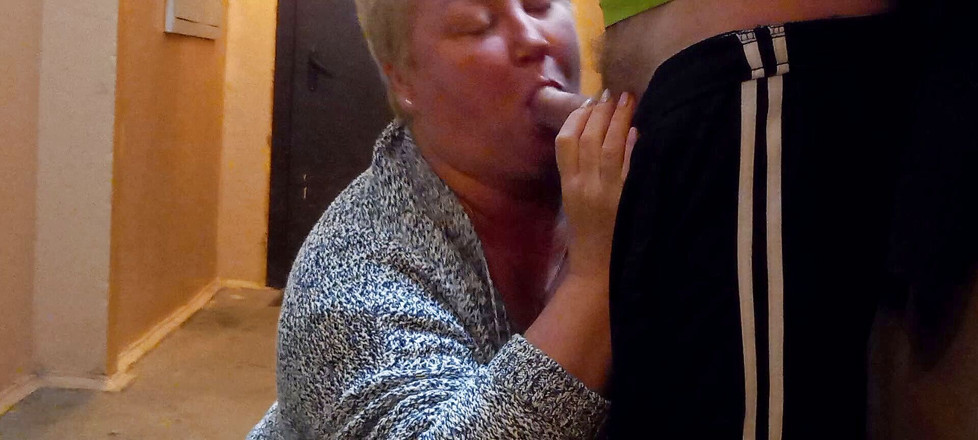 Zona901: Orální sex a masturbace ptáka u vchodu 2