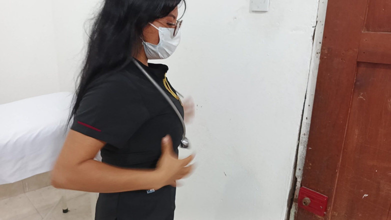 NEGRITA SEXY: Um médico apalpa sensualmente um soldado no escritório do médico...