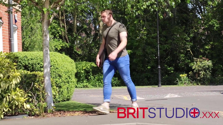 Brit Studio: 18歳の英国の女の子は彼女の義理の兄弟にフェラチオを与えます