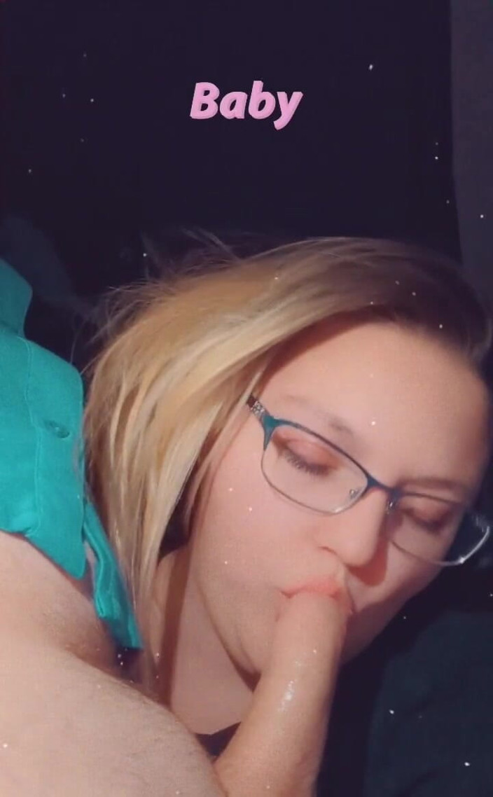 Funhousewife69: Elle suce sa bite en travaillant, je dois sucer et...