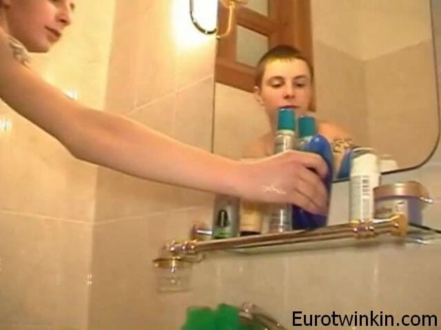 Euro boy xxx: 我们可爱的twwink有你见过的最性感的眼睛