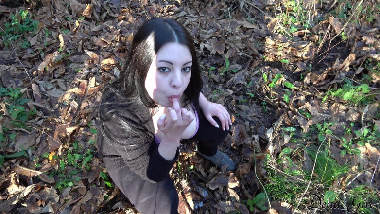 Dead Girl: Dziewczyna spuszcza się w ustach w lesie