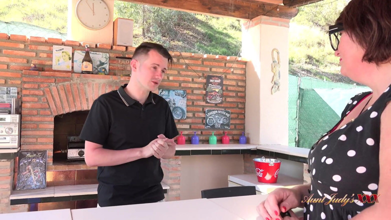Aunt Judy's XXX: TatieJudysXXX - Jojo, MILF excitée en vacances, séduit le barman
