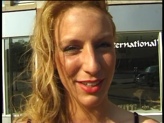 Lucky Cooch: Blonde babe toont geweldige natuurlijke tieten