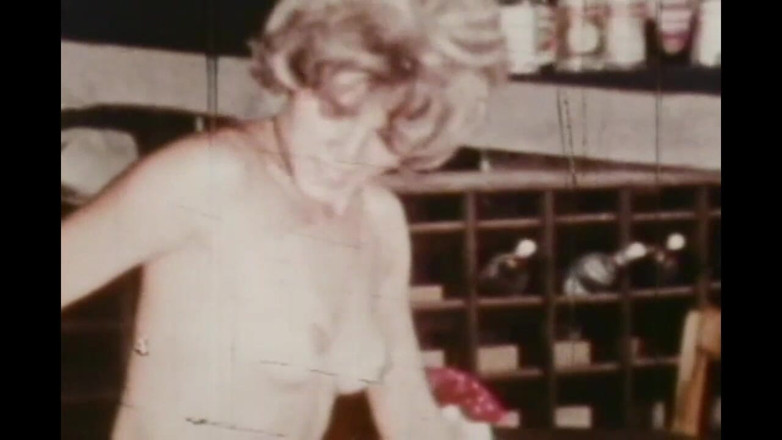 Vintage megastore: Heta Vintage MILFs med våt hårig fitta i salongen (full film)