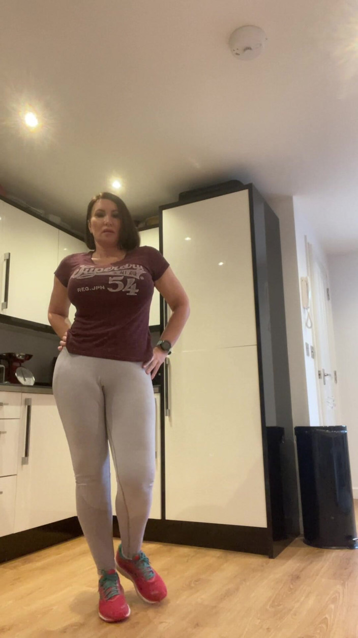 Sophie James: Désespoir extrême de pipi, je squirte plusieurs pipis