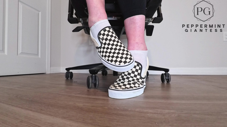 Peppermint Giantess: Záludná kancelářská nožní škádlení v dodávce šachovnicové desky - Striptýz pouze na toe...