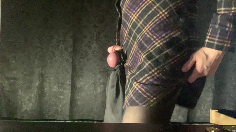 Valentine Tiger: Crossdressers - auto palmada com bolas amarradas e pau pequeno