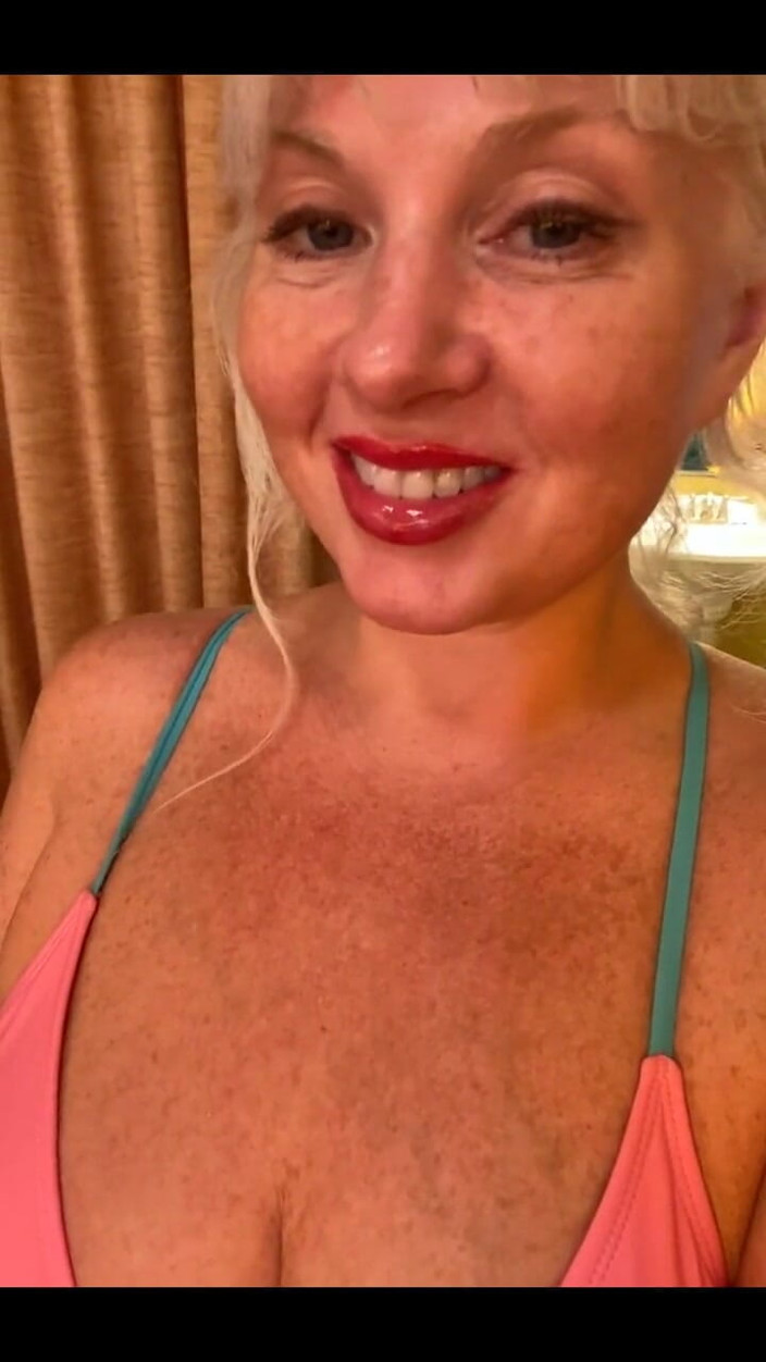 PaintedRose Taboo Femdom Fetish MILF: Ich denke heute einen rosa Bikini. Was denkst du an...