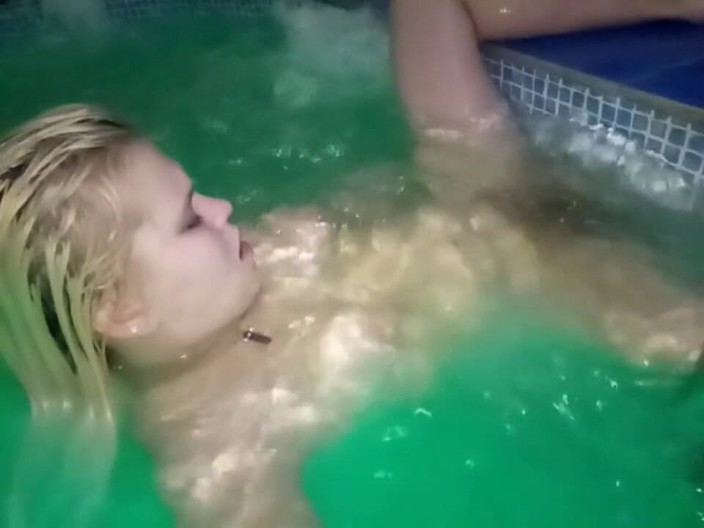 LizAngel: Masturbazione con pressione dell'acqua