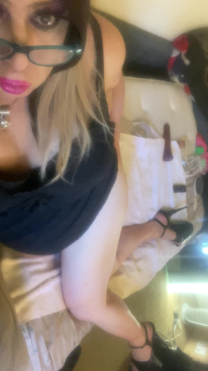 Krissy Sweets: Cd Krissy Sweets acariciando su polla afeitada