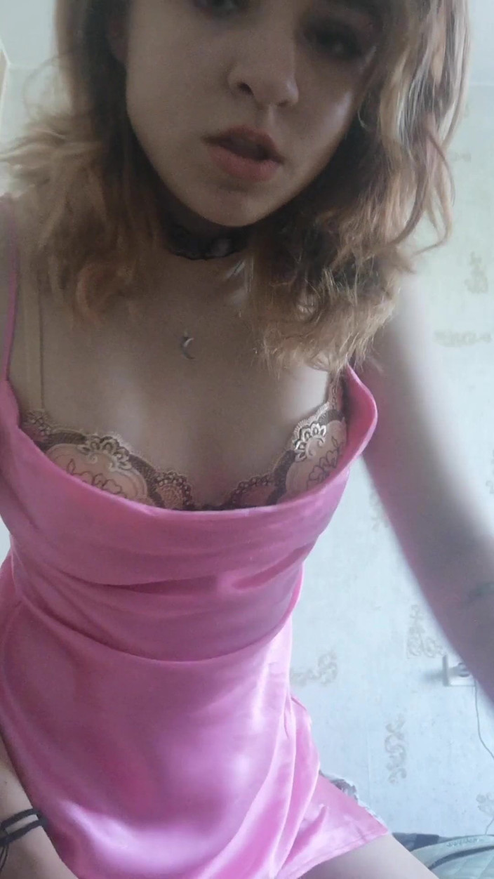 Barbie_princesslike: Strip-tease maison doux et masturbation sauvage. Gros plan
