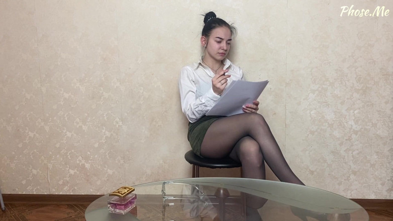 Pantyhose me porn videos: Amber rozbiera się ze stroju po długim dniu w pracy