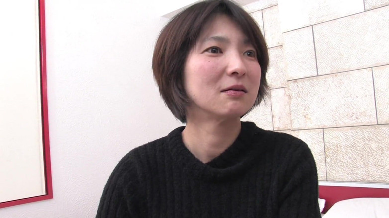 Asian threesomes: Une douce MILF japonaise prend deux bites bien dures