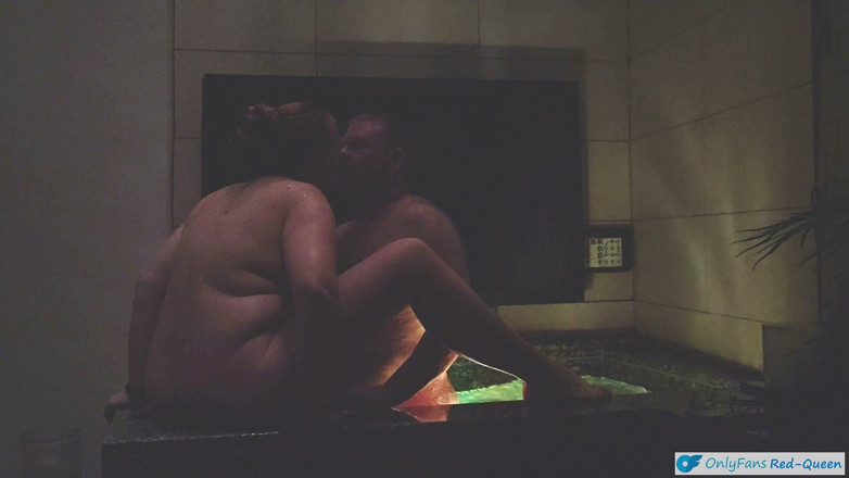Red Queen: Sexe d’anniversaire romantique dans le spa d’un jacuzzi extérieur d’un...