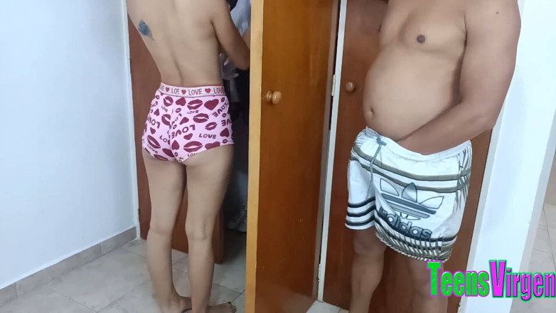 Patty Danna: Una ragazza sexy esce dal bagno nella sua stanza per...