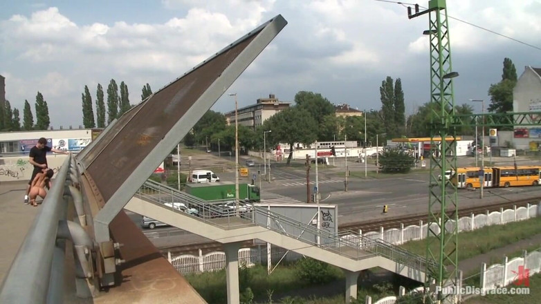 Public Disgrace by Kink: Světově proslulá domina dole na kolenou plazí se nahá ulicemi...