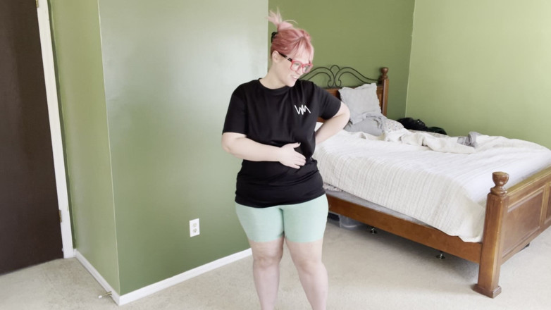 Alice Stoner: Une superbe BBW se déshabille et trémousse son gros cul...