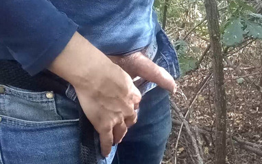 Jocum: Cowok ini kencing di hutan dan ngocok kontol buru-buru
