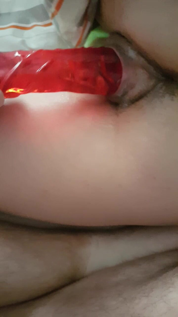 A-Cup_Adventuresher: Grosser Roter Dildo Von Der Seite
