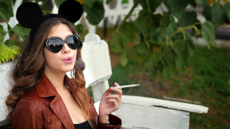 Russian Smokers: Sensuale angelo russo che fuma sigaretta alla luce del sole