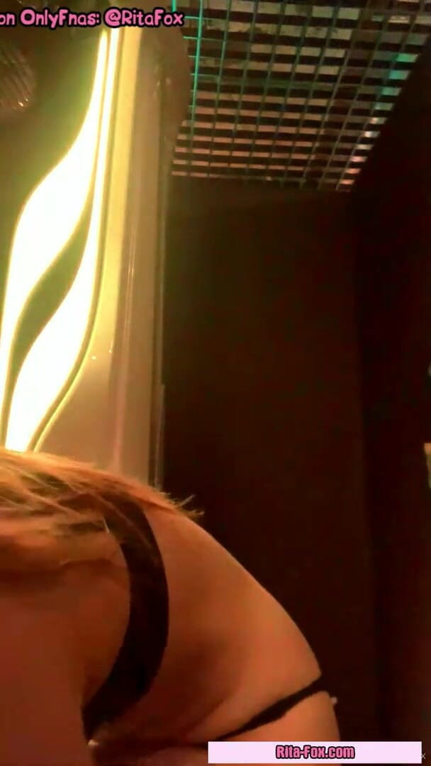 SugarNadya: Striptiz i masturbacja w solarium, chodź ze mną?