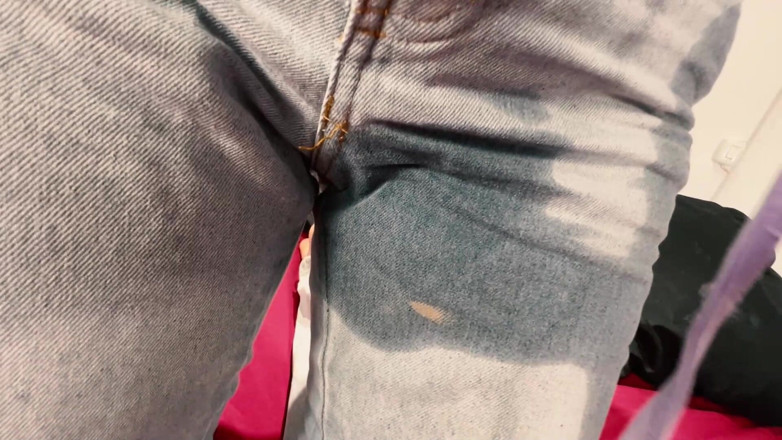 alejakink: Lit mouillant avec pisse mon copain me découvre