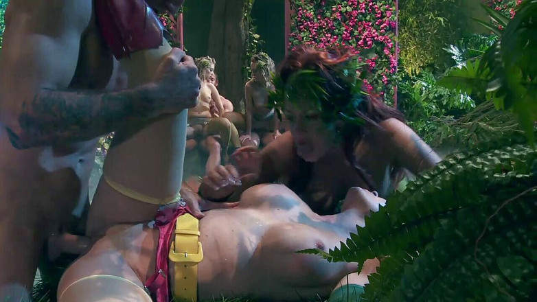 Fetish Desire: Feen werden im garten gefickt