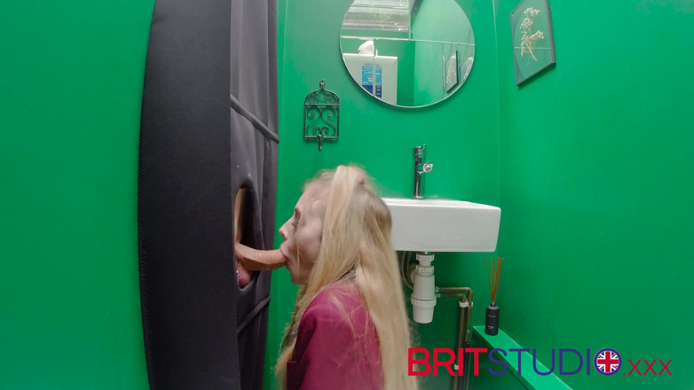 Brit Studio: 寻欢洞：18岁女大学生吮吸鸡巴