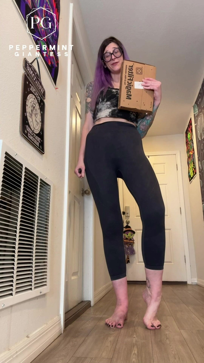 Peppermint Giantess: Une géante aux pieds nus de 6'7 domine tout à la maison !...