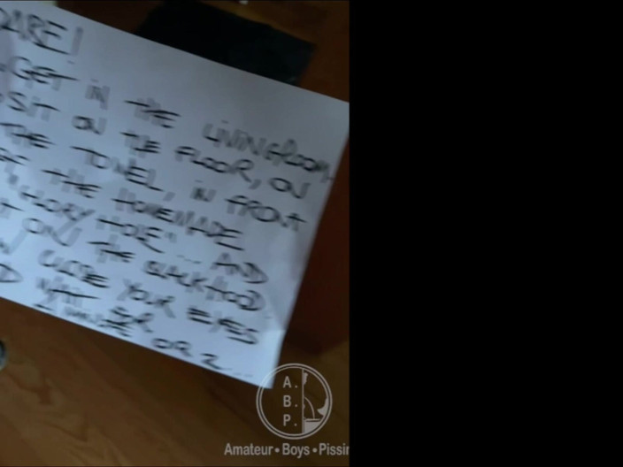 AmateurBoysPissing: Amatorski chłopak kazał wstać na kolana, z zasłoniętymi oczami i...