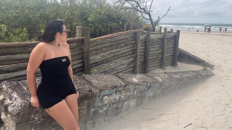 Lidi Ferrari: Sulla spiaggia in bikini thong a mostrare il mio grosso...