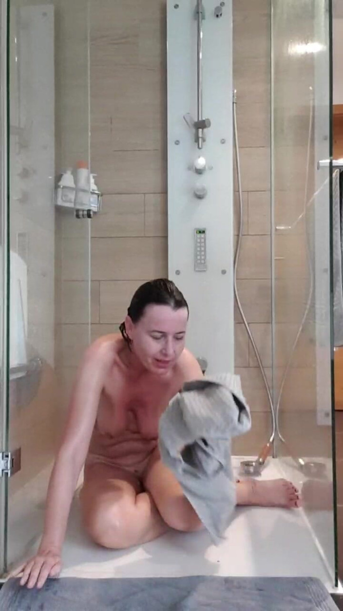 JulieEroticDress: MILF má orgasmy při sprchování