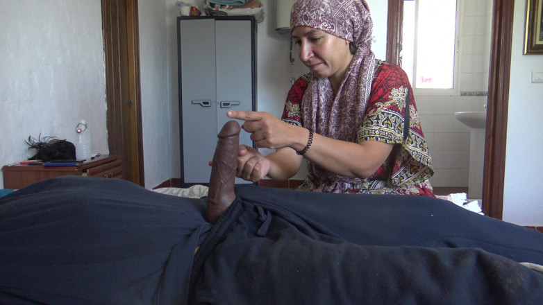 Souzan Halabi: Denna muslimska MILF är chockad!! Hennes afrikanska chef drar ut sin...