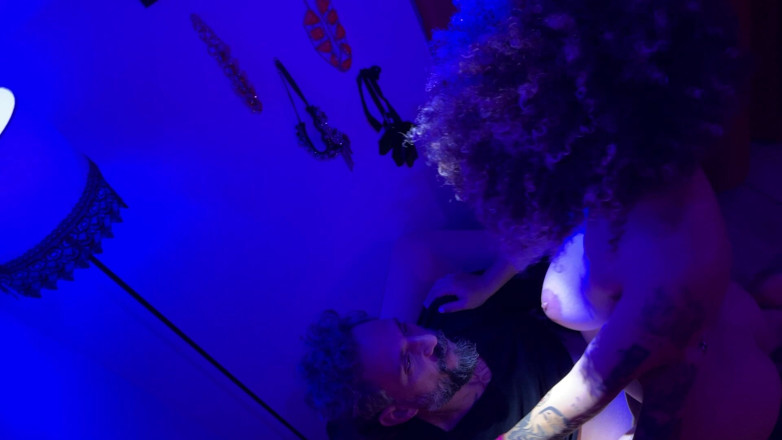 Quente club: La Latina Morena Hizo Un Striptease Y Una Deliciosa Felación...