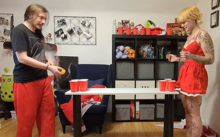 Lost Bets Games: Ett stygg par spelar ett spel strip pong