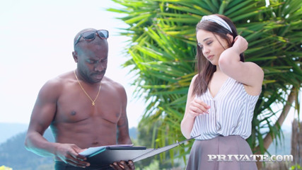 PrivateBlack: Тінка Джинебра Беллуччі біля басейну отримує повний рот від великого чорного члена