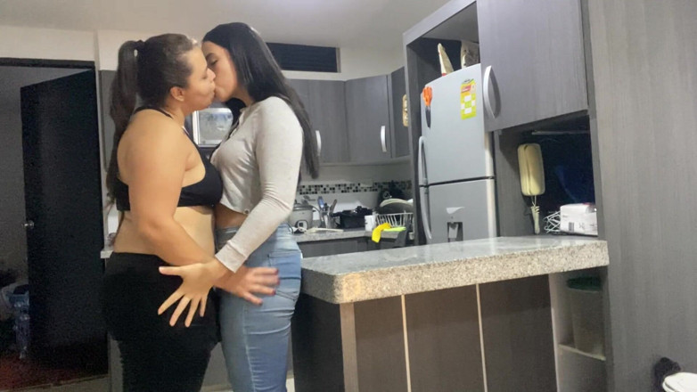 zoemelissa: Me follo a mi frito en la cocina mientras mi...