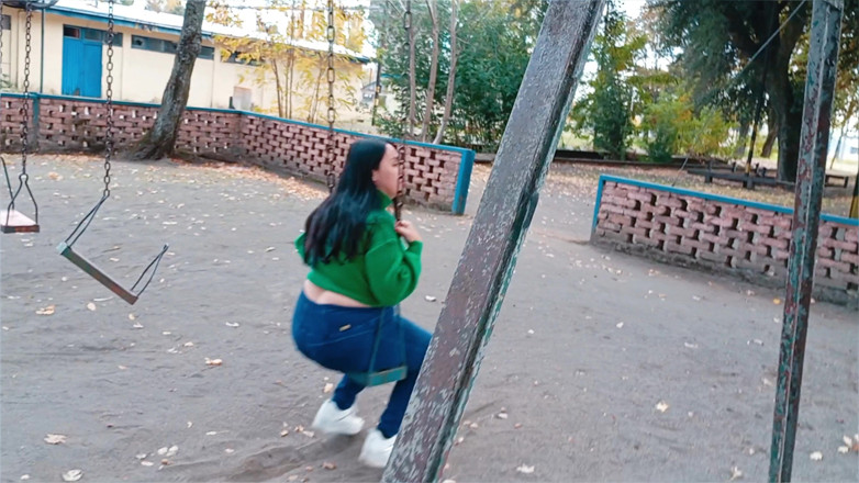 Kellyhotstepmom: Ти можеш допомогти мені розмахнутися, крихітко? Відштовхніть мене сильніше ззаду