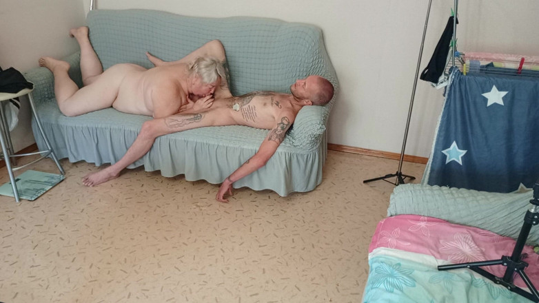 Zona901: Mama vitregă suge pula atât de bine cu o gură...