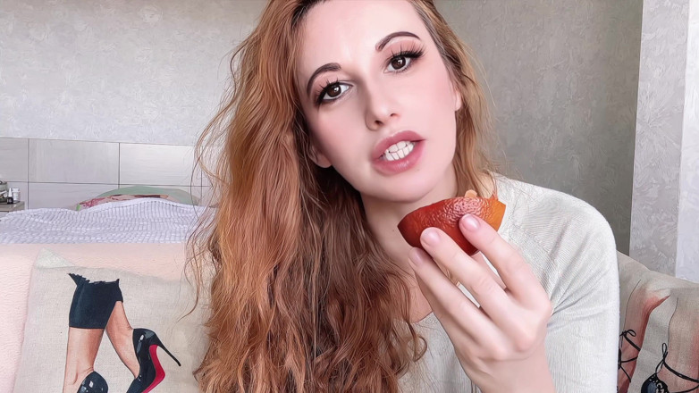Holy_Red: Gostosa chupando laranja - truques de língua brincalhões e bagunça suculenta!