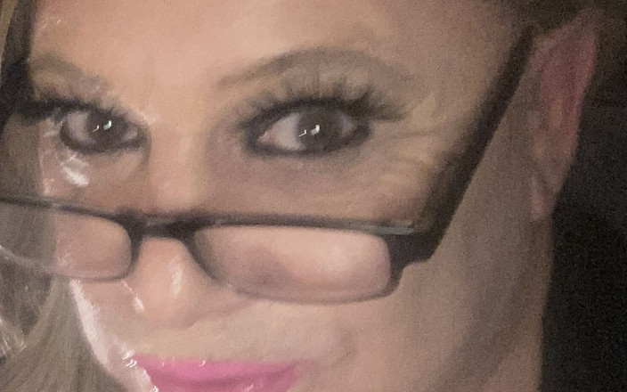 Krissy Sweets: Yüksek topuklu CD Krissy Sweets onu yarağıyla okşuyor